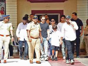 शाहरुख खान ने परिवार के साथ लोकतंत्र के महापर्व में लिया हिस्सा